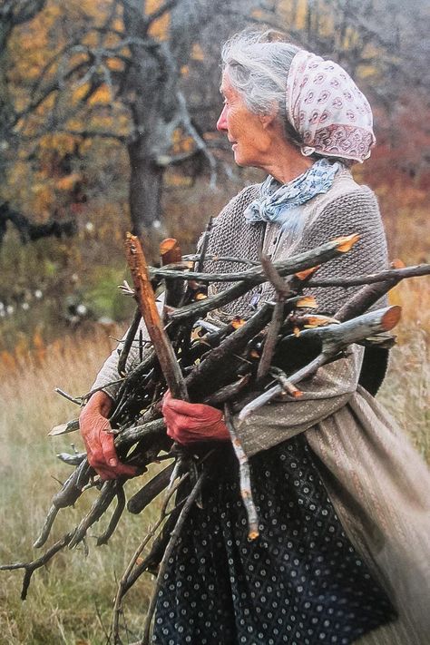 Tasha Tudor, New England Farmhouse, Victoria Magazine, History Queen, Haunted History, Miss Moss, Strange History, Tudor History, Historical Women