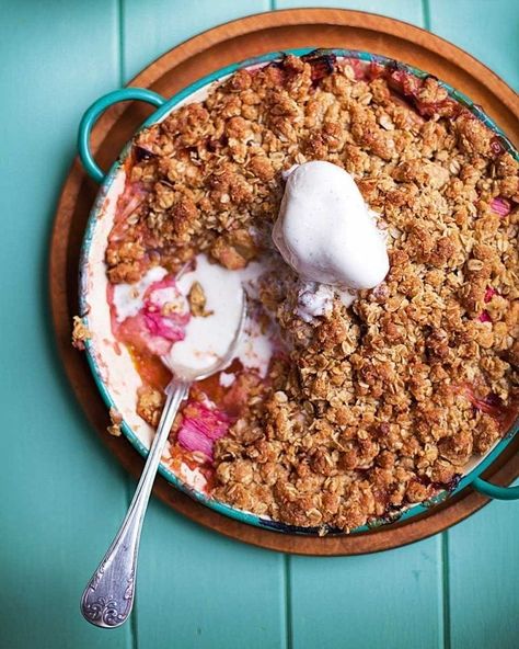 Gran Marnier, Apple Flapjack, Rhubarb And Apple Crumble, Rhubarb Crumble Recipes, British Pudding, Strawberry Rhubarb Crisp, Rhubarb Crisp, Rhubarb Crumble, Fruit Crumble