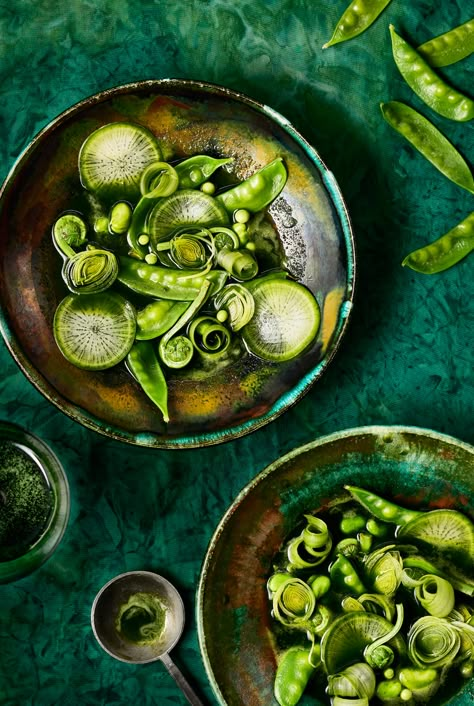 Green Salad Photography, Vegetable Photography Food Styling, Monochrome Food Photography, Food Photography Ingredients, Monochromatic Food Photography, Green Vegetables Photography, Colourful Food Photography, Salad Photography Food Styling, Curry Food Photography