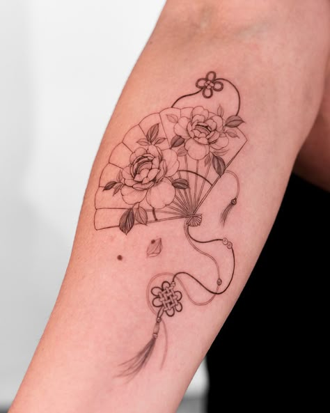 Fan Tattoo Arm, Asian Flowers Tattoo, Tokyo Tattoo Ideas, Music And Flower Tattoo, Korean Fan Tattoo, Chinese Flower Tattoo, Chinese Fan Tattoo, Asian Fan Tattoo, Asian Tattoos For Women