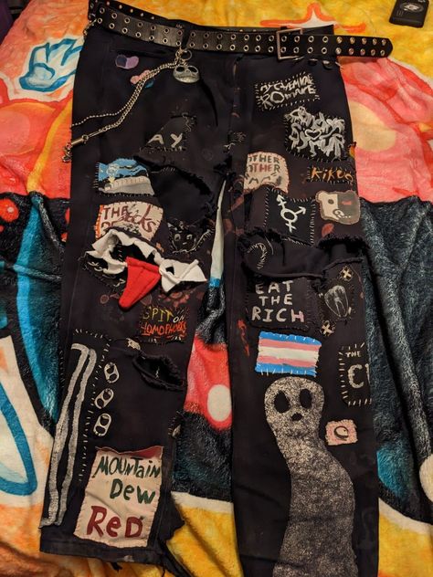 How To Make Crust Pants, Patch Pants Punk Ideas, Old Pants Diy, Crust Jeans, Crust Pants Punk, Crust Pants Ideas, Patches Pants, Alt Patches, Pants Patches