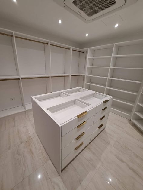 Closet Island, Custom Closet Design, Dressing Room Closet, Walking Closet, Luxe Bedroom, Luxury Closets Design, Closet Renovation, Closet Layout, Wardrobe Room