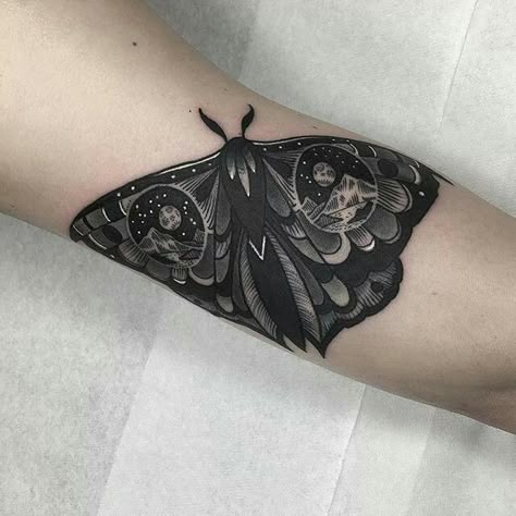 Traditional Moth Tattoo, Moth Tattoo Design, Coverup Tattoo, Moth Tattoo, Tattoo Artwork, Leg Tattoos Women, Weird Tattoos, Cool Small Tattoos, Knee Tattoo