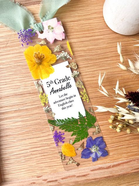 Back To School Stationary, Easy Crafts To Sell, Pressed Flower Crafts, Handmade Bookmarks, Chiffon Ribbon, Fun Crafts To Do, Fun Arts And Crafts, Flower Bookmark, Diy Bookmarks