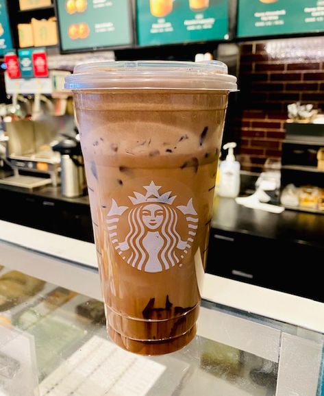 This Starbucks Secret Menu Chocolate Mousse Cold Brew Was Made For All You Chocolate Lovers Minuman Starbucks, Starbucks Chocolate, Dunkin Donuts Iced Coffee, Starbucks Aesthetic, Iced Starbucks Drinks, Coffee Recipes Starbucks, Starbucks Secret, Starbucks Coffee Drinks, Starbucks Menu