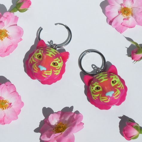 Handmade resin earrings with cute tigers, unique pieces . #handmadejewelry #3dart #earrings #colorfuljewelry #sculptedjewelry #etsyshop Sculpted Jewelry, Tiger Earrings, Cute Tigers, Orange And Green, Colorful Jewelry, In 3d, Pink Orange, Earrings Handmade, Jewelry Inspiration