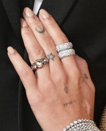 Zoë Kravitz • Nude manicure Zoe Kravitz Tattoos, Basquiat Tattoo, Zoey Kravitz, Nude Manicure, Father Tattoos, Zoë Kravitz, Im Fabulous, Nail Tattoo, Zoe Kravitz