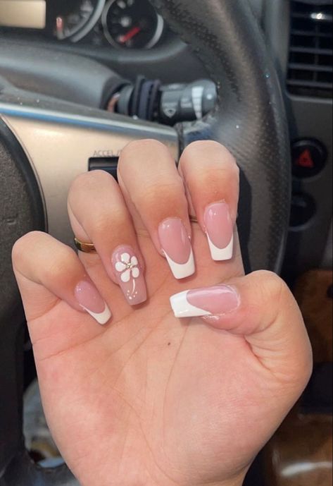 French Nails Summer 2023, Summer Aesthetic Nails Acrylic, Acrylic Nails White With Flowers, Summer Nails Trendy French Tip, White French Summer Nails, Nails 2023 Trends Flower, White Nail Ideas Simple, Simple Flower Acrylic Nails, Flower Nail Designs White