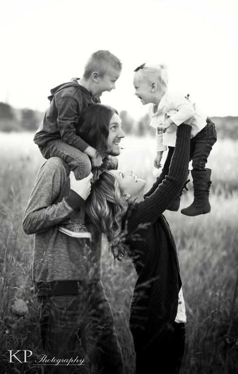 Family Photo Poses Family Of 4, Family Photo Poses Family Of Four, Family Portraits Winter, Photography Inspiration Family, Fall Photoshoot Family Of Four, Family Photo Poses 2 Under 2, Fall Family Photos 2 Boys, Family Of 4 Picture Poses Sitting, Family Of Four Portraits