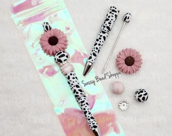 Beadable Items, Porcelain Pens, Diy Pen, Beadable Pens, Cricut Design Studio, Pen Craft, Pen Diy, Beaded Pens, Pen Bag