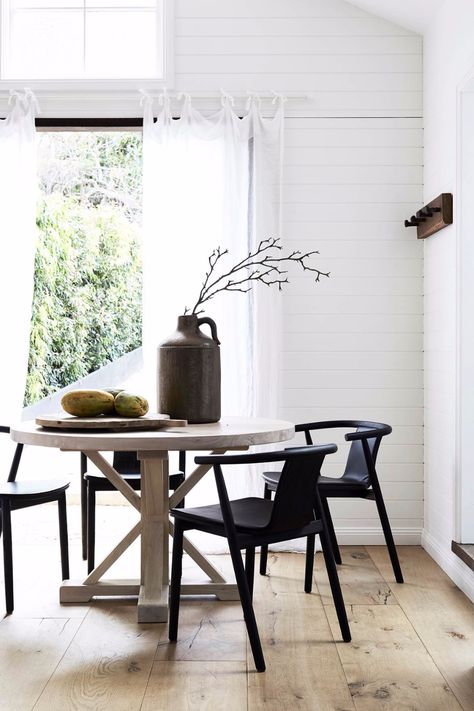 Monochrome coastal dining room with timber dining table with black chairs. Byron Beach, Byron Bay Beach, Timber Shelves, Modern Basin, Deco Chic, Luxury Boutique Hotel, Kitchen On A Budget, Stunning Interiors, Kitchen Remodeling