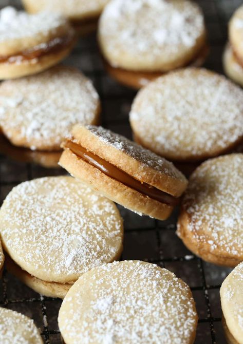 Easy Alfajores Recipe, Diy Nutella, American Sandwich, Desserts Nutella, Nutella Sandwich, Sandwich Cookies Filling, Sandwich Cookie, Christmas Cookies Easy, Peruvian Recipes