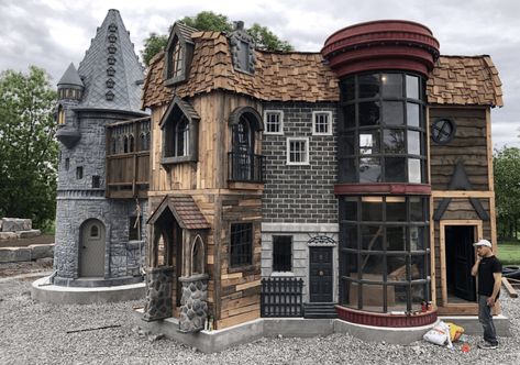 These Grandparents Built A Harry Potter Playhouse For Their Grandkids and It Is Magical Luxury Playhouses, Harry Potter Play, Wendy House, Hogwarts Castle, Play Areas, Harry Potter Books, Play House, Back Garden, Harry Potter Fan