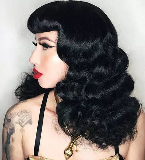 Cabelo Pin Up, Curled Hairstyles For Medium Hair, Poodle Hair, 1950s Hairstyles, 50s Hairstyles, Wavy Curls, Rockabilly Hair, Short Bangs, Pin Up Hair