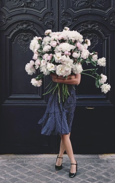 Girl In Paris, Foto Poses, White Peonies, Bouquet Of Flowers, My Flower, Pretty Flowers, Fine Art Photography, Flower Power, White Flowers