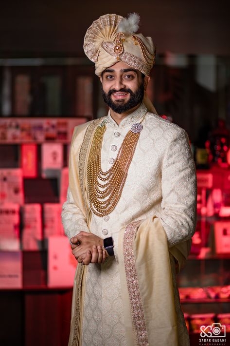 Groom Sherwani Poses, Servani Wedding, Indian Groom Poses Portraits, Groom Single Poses Indian Wedding, Groom Stills Indian, Dulha Singal Pose, Wedding Boy Poses, Dulha Pic, Groom Portraits Indian