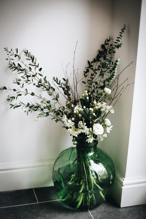 Green Glass Vases Decor Ideas, Green Glass Vase Decor, Demi John Bottles Decor, Glass Vases Decor Ideas, Green Vase Decor, Grocery Store Flowers, Tulip Arrangement, Plant In Glass, Flower Displays