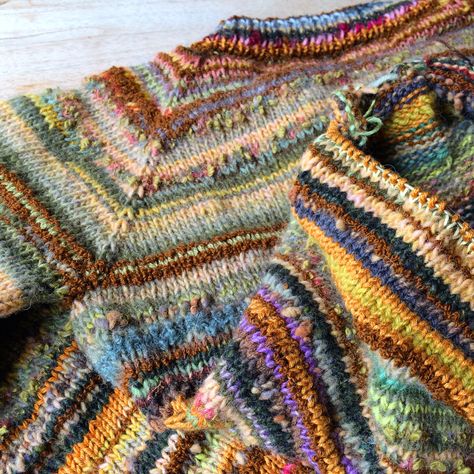 Scrap Cardigan, Scrap Sweater, Jumper Crochet Pattern, Scrap Yarn Projects, Jumper Crochet, Things To Knit, Yarn Sweater, Scrap Yarn, Knitting Sweaters