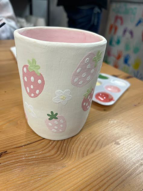 Cup Painting Designs Mug Ideas, Pencil Holder Painting Ideas, Pottery Jar Ideas, Pottery Mug Designs Painted, Clay Paint Ideas, Pottery Painting Cup Ideas, Clay Cups Ideas, Pot Painting Ideas Aesthetic, Pottery Painting Inspo Aesthetic