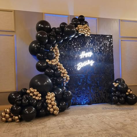 Prom Setup Ideas, Old Hollywood Balloon Garland, Black Backdrop Decoration, All Black Party Decorations Events, Black Tie Event Photo Booth, Masquerade Party Backdrop Ideas, Prom Themed Birthday Party Decoration, Black Gold Event Decor, Gatsby Party Backdrop