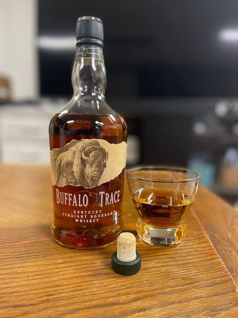 Lip Pictures, Whisky Drinks, Top Drinks, Buffalo Trace, Liquor Drinks, Kentucky Straight Bourbon Whiskey, Kentucky Bourbon, Whiskey Drinks, Alcohol Bottles