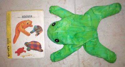 Vintage beanbag frog Bean Bag Pattern, Crocheted Potholders, Frog Toy, Going To Church, Crochet Applique Patterns Free, Knitted Mittens Pattern, Toy Sewing, Softie Pattern, Handmade Plushies