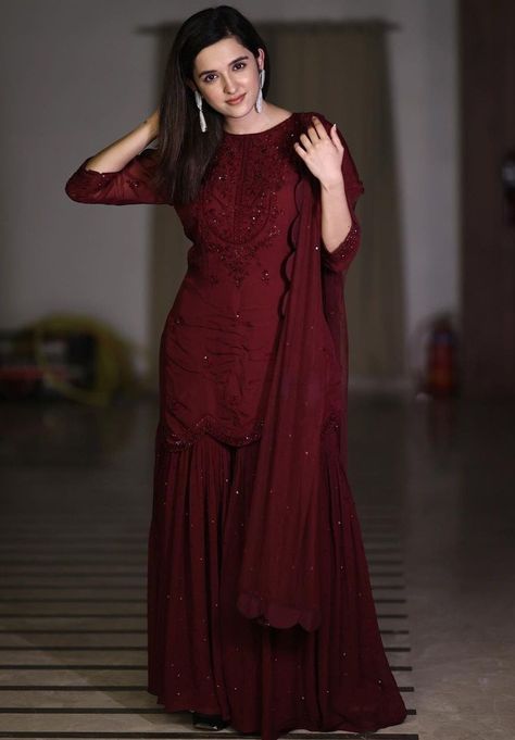 Dress Design Pakistani, Simple Kurta, Simple Kurta Designs, Desi Fits, Bridal Dresses Pakistan, Fancy Sarees Party Wear, Pakistani Wedding Outfits, Back Hand Mehndi Designs, Dresses Design