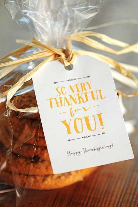 Make an easy party favor + decorate it with a printable gift tag. Cookies Thanksgiving, Gingersnap Cookies, Thanksgiving Gift Tags, Free Thanksgiving Printables, Free Fall Printables, Thanksgiving Treats, Free Thanksgiving, Thanksgiving Printables, Gobble Gobble