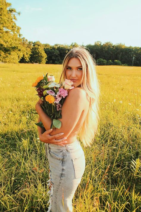 Flower Top Pictures, Flowers Covering Chest Photoshoot, Flower Top Session, Flower Bouquet Top Photoshoot, Bouquet Top Photoshoot, Flowers As Top Photoshoot, Flower Photoshoot Aesthetic, Flowers Top Photoshoot, Country Flower Photoshoot