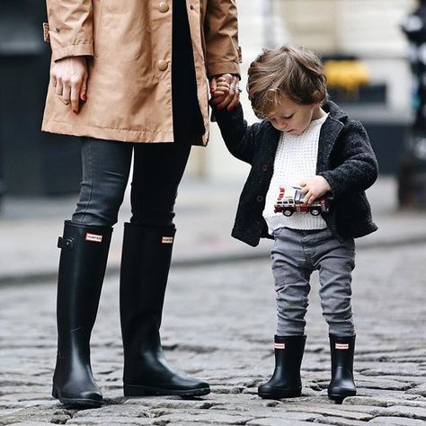 Kids Hunter Boots, Chic Mom Outfits, Rain Boot Outfit, Brooklyn Blonde, Hunter Boots Outfit, Toddler Rain Boots, Hunter Kids, Toddler Designer Clothes, Boating Outfit