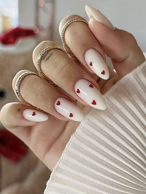 24-teiliges Almond Press-On Nails-Set in Weiß mit kleinen roten Herzen, eine atemberaubende Mischung aus Raffinesse und Stil, die Ihren Look mühelos verbessert. Mit einer exquisiten Mandelform und entzückenden kleinen roten Herzen dienen diese Pressnägel als das ultimative auffällige Accessoire, perfekt für diejenigen, die einen einzigartigen Twist für unterwegs suchen! Was ist enthalten: KOMPLETTES SET (24 Nägel), Applikationsanleitung, Nagelhautschieber, Nagelkleber, Nagelkleber-Sticker, Mini-Nagelfeile & Alkoholtupfer X2 Milky Nails, February Nails, Fake Nails With Glue, Valentine Nails, Colorful Nails, Valentines Day Nails, Her Nails, Red Nail, Stick On Nails