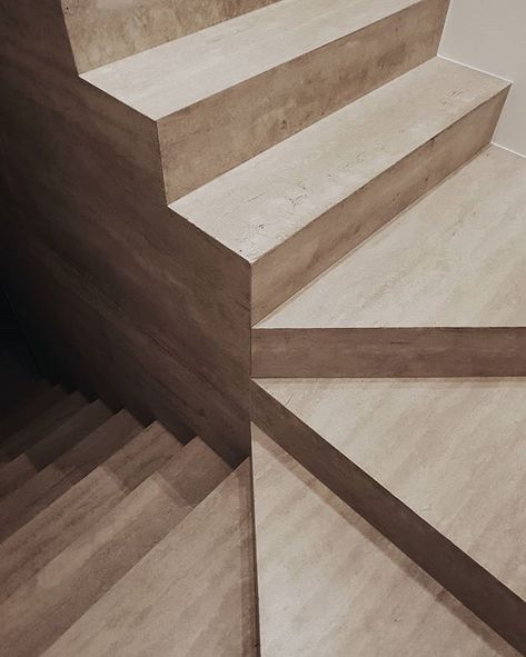 Vanderfelpen - travertine stairs Travertine Staircase, Travertine Stairs, Marble Stairs, Stair Landing, Travertine Marble, Retail Shop, Penthouse, Stairs, Marble