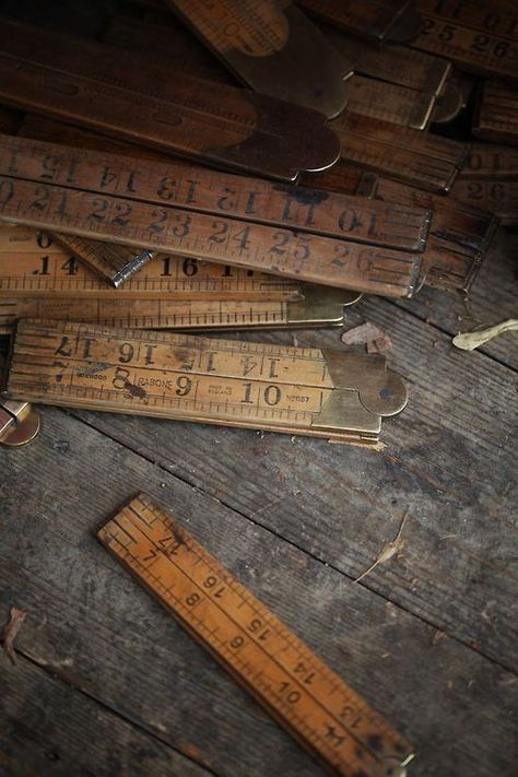 celiabasto:100% ART Vintage Auto's, Wooden Ruler, Antique Tools, Old Tools, Vintage Tools, Shabby Chic Style, Measuring Tape, Vintage Love, Vintage Sewing