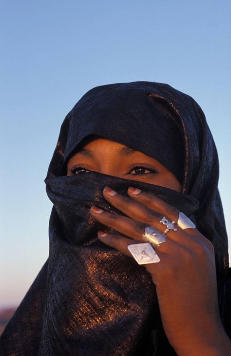 “Veiled woman of Tuareg tribe.”  Djanet, Algeria.  Photographed by Frans Lemmens, 2012 Touareg Desert, Amazigh Aesthetic, Tuareg Woman, Sudanese People, Tuareg People, Veiled Woman, Face Veil, Fashion Traditional, Hijab Aesthetic