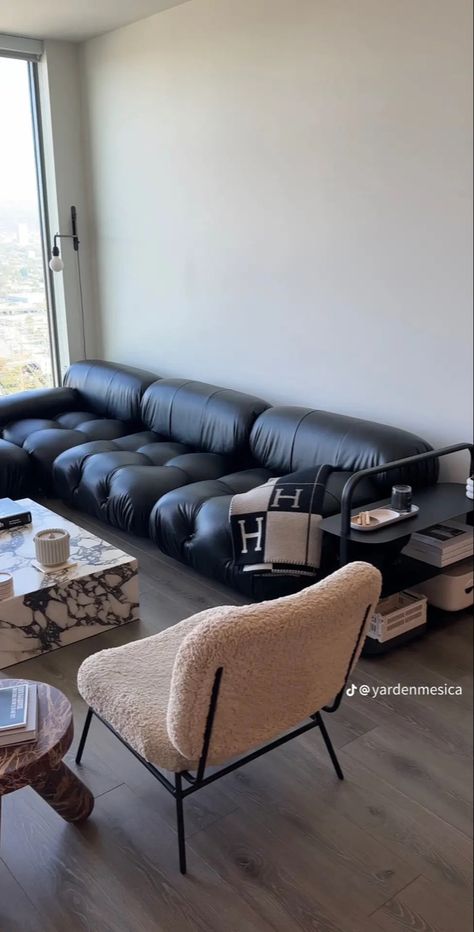 Black Couch Aesthetic, Black Leather Sofa Living Room, Black Leather Couch Living Room, Apartment Finds, Black Leather Couch, Black Couch, Leather Couches Living Room, Interior Decorating Living Room, Leather Sofa Living Room