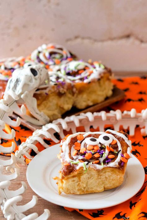 Pumpkin Spice Cinnamon Rolls | #HalloweenTreatsWeek Harvest Cinnamon Rolls, Sweet Yeast Bread Recipes, Cinnamon Rolls Halloween, Halloween Cinammon Roll, Cinnamon Rolls Ideas, Pumpkin Shaped Cinnamon Roll, Pumpkin Brioche Cinnamon Rolls, Halloween Cinnamon Rolls, Pumpkin Cinnamon Rolls Sallys Baking