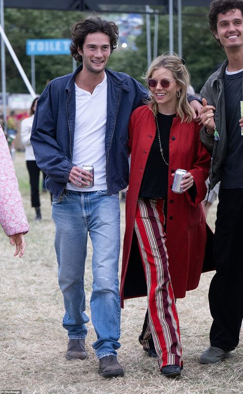 Outfits For Rain, Lady Amelia Windsor, Uk Festival, His New Girlfriend, Rain Outfit, Tom Sturridge, The Libertines, Music And Arts, Rain Coats