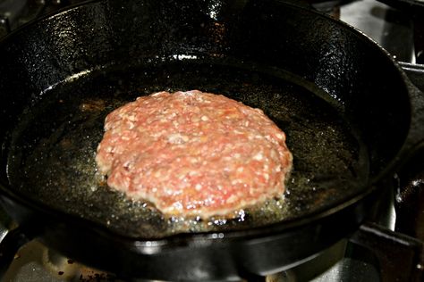 How to Pan Fry a Burger Pan Fried Hamburgers, Slow Cooker Hamburger Recipes, Hamburgers On The Stove, Cooking Hamburgers, Cast Iron Skillet Burgers, Stovetop Burgers, Skillet Burgers, Cast Iron Burgers, Pan Burgers