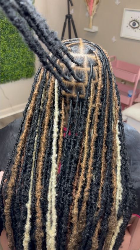 Kay Locs | Color placement is so important. You don’t want the colors overpowering each other. I can create the perfect blend every time; book me, and… | Instagram Butterfly Locs Color Ideas, Peekaboo Butterfly Locs, Colored Butterfly Locs, Color Butterfly Locs, Bonita Locs, Loc Tips, Locs Color, Fav Hairstyles, Teal Butterfly