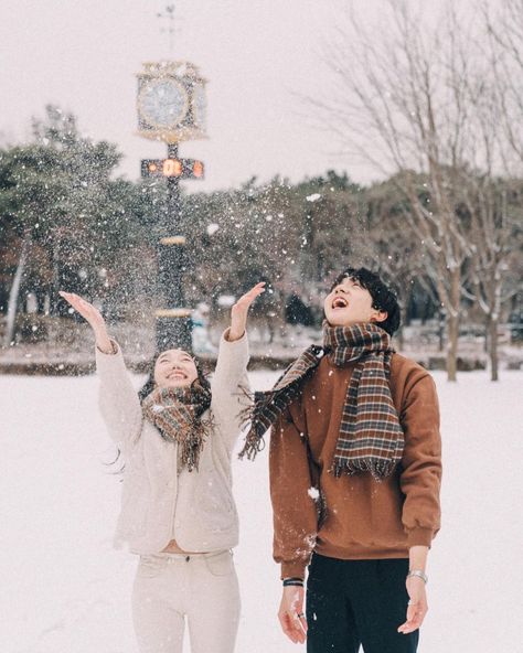 Winter Prenup Photoshoot, Snow Couple Photoshoot, Seoul Vacation, Japan Photoshoot, Korea Winter, Winter In Japan, Snow Couple, Japan Winter, Snow Photoshoot