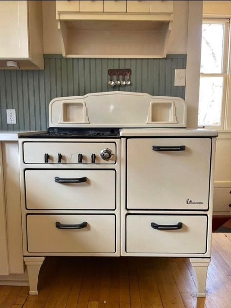 Vintage Gas Stove, Vintage Stoves For Sale, Baddie Kitchen, Wedgewood Stove, Cozy Homestead, 1930 House Renovation, 1900s Kitchen, 1930s Interior Design, 1930s Home Decor