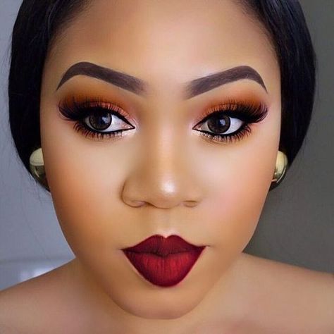 Explore these amazing looks for black women | Beautiful Bold Makeup Look With Red Lips | #weddingmakeup #makeuplooks Tropical Wedding Makeup, Purple Wedding Makeup, Gold Wedding Makeup, Asian Wedding Makeup, Wedding Makeup Blue, Amazing Wedding Makeup, Dramatic Wedding Makeup, Diy Wedding Makeup, Beautiful Wedding Makeup