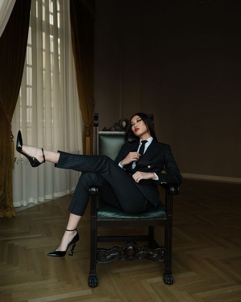 𝖂𝖔𝖒𝖊𝖓 𝖎𝖓 𝖘𝖚𝖎𝖙𝖘 Women Formal Photoshoot, Indoor Fashion Photoshoot Ideas, Business Woman Poses, Photo Shoot Outfit Ideas For Women, Suit Women Photoshoot, Business Attire Photoshoot, Pose With Suit, Girl Boss Photoshoots, Powerful Women Photoshoot