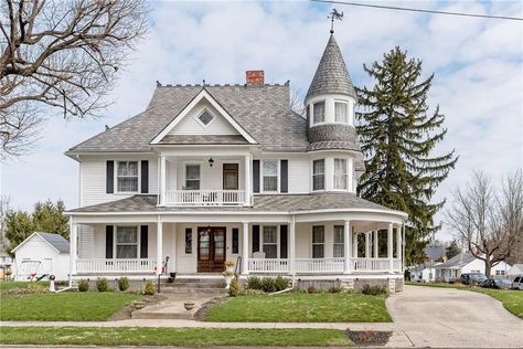 Round Porch, Victorian Exterior, House Ideas Exterior, Front Walk, Expensive Homes, Victorian Beauty, Victorian Style Homes, Mansion House, Victorian Farmhouse