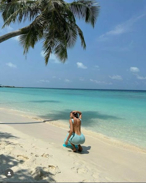 Dress At The Beach Photoshoot, Beach Photoshoot Ideas Model, Best Beach Poses, Poses By Yourself, Beach Poses By Yourself, Summer Picture Poses, Solo Photo, Fotos Goals, Vacation Mood