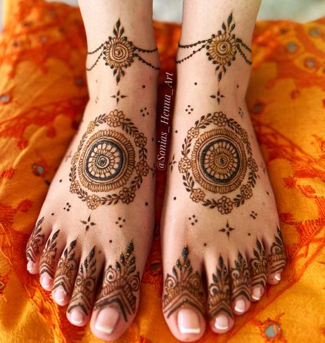 Simple trendy feet henna @sonias_henna_art 🧡 #bohostyle #bohohenna #bridalfeethenna #mehndi #feetmehndi #bridalfeet #feetloverseverywhere #henna #torontohenna #hennatoronto #mehndidesign #hennainspire #hennainspiration #hennainspo #gtahenna #torontohennaartist #bramptonhenna #wedding #indianwedding Minimalist Leg Mehendi, Simple Henna Leg Designs, Feet Bridal Henna, Mehandi Designs Leg, Legs Bridal Mehndi Designs, Mehendi Leg Design, Mehendi On Foot, Henna Feet Designs Simple, Bridal Legs Mehndi Design