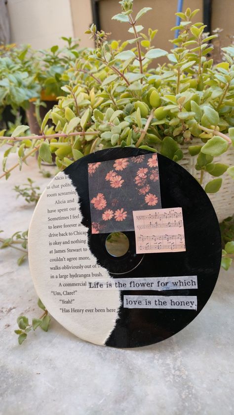 Crafts With Records Vinyls, Decorated Records, Diy Music Decor, Diy With Cds, Record Collage, Vinyl Record Art Ideas, Cd Idea, Cd Wall Art, Flower Room Decor