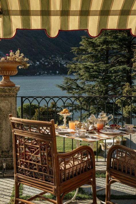 Pool Bar Design, Italian Country House, Lake Como Villas, Country Mansion, Italian Lakes, Best Spa, Hotel Pool, Relaxing Vacations, Luxury Boutique Hotel