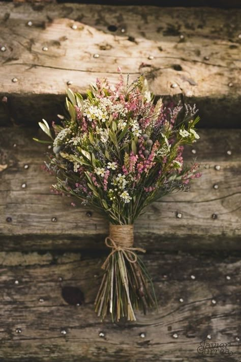 Bouquet Champetre, Simple Wedding Bouquets, Wild Wedding, A Bunch Of Flowers, Flowers Wild, Wild Photography, Elegant Bouquet, Boquette Flowers, Trendy Flowers