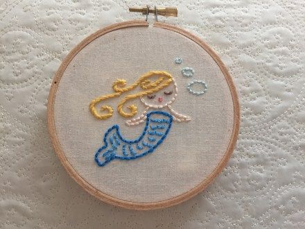 Mermaid Embroidery Patterns, Doodle Stitching, Embroidery Mermaid, Mermaid Embroidery Designs, Diy Hand Embroidery, Mermaid Embroidery, Yarn Crafts For Kids, Embroidery Motif, Mermaid Crafts